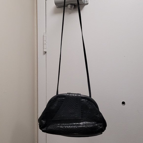 GENTLY USED, VINTAGE LOOKING, HIGH FASHION, ITALIAN HAND BAG!!! - Picture 4 of 4